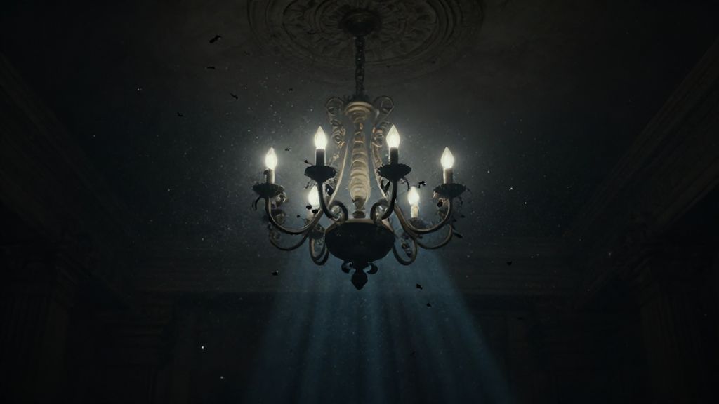 Рой мух в темной заброшенной комнате под люстрой