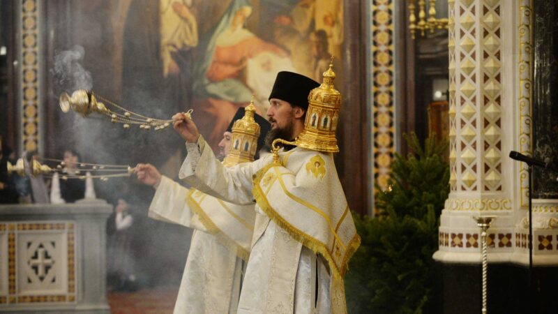 Батюшка в белой рясе во сне