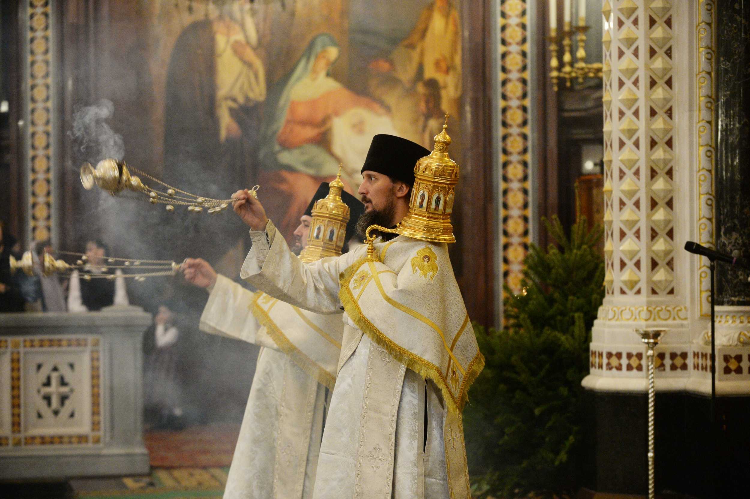 Батюшка в белой рясе во сне