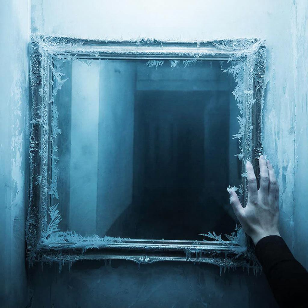 Магический холод исходящий от старинного зеркала