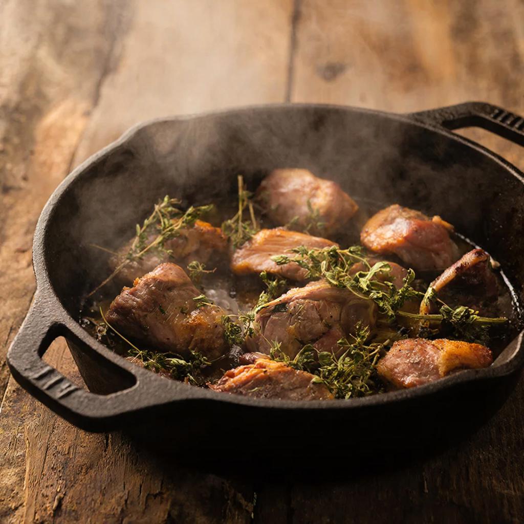 Жареное мясо на чугунной сковороде в деревенском стиле