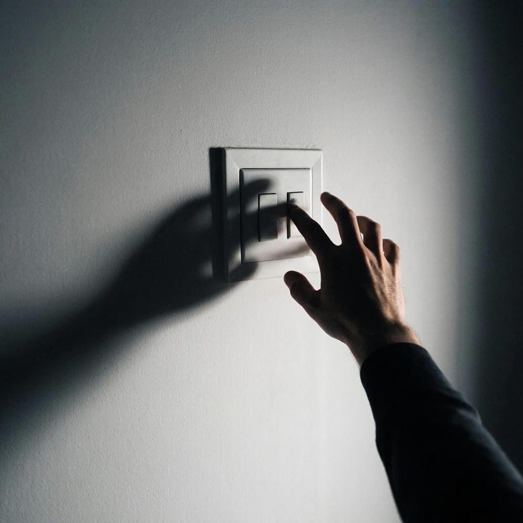 Ночные тени в доме: значение примет и советы