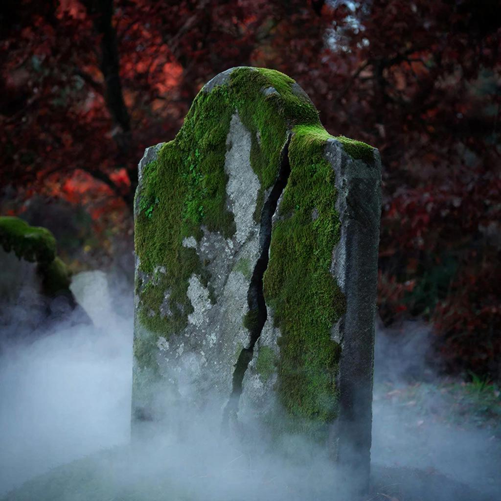 Трещина на старом могильном памятнике как мистический знак