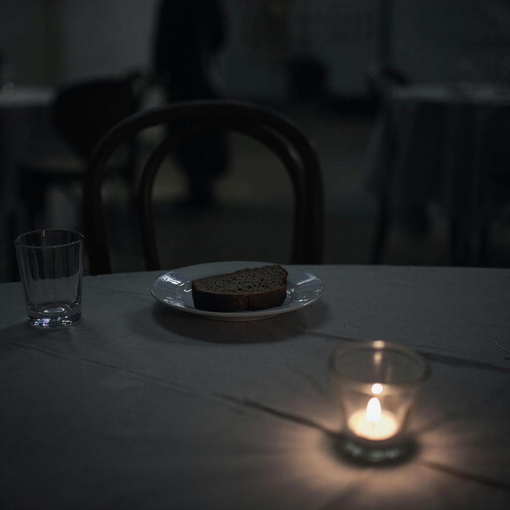 Пустой прибор и место для покойного за поминальным столом