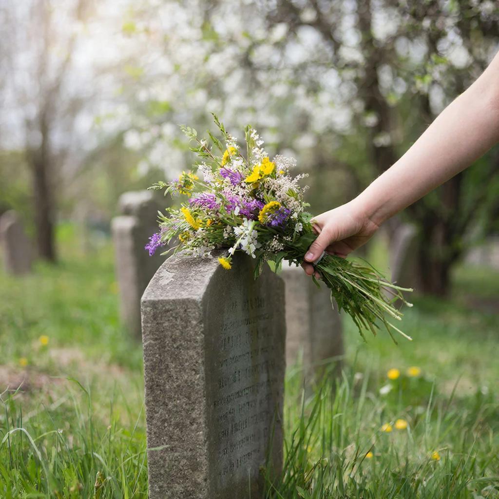 Возложение цветов на могилу в родительскую субботу