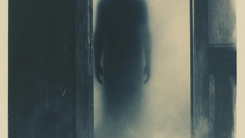 Черный силуэт человека ночью