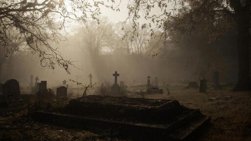 Почему провалилась могила — приметы и что делать