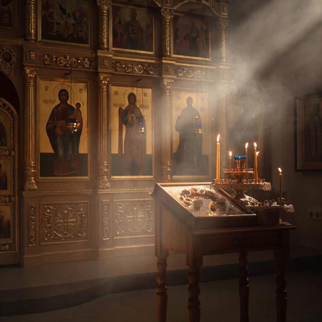 Свечи и поминальная трапеза в православном храме