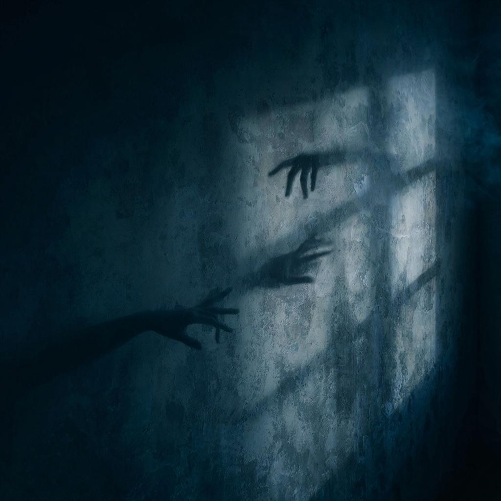 Мистические стуки в стене старого дома ночью